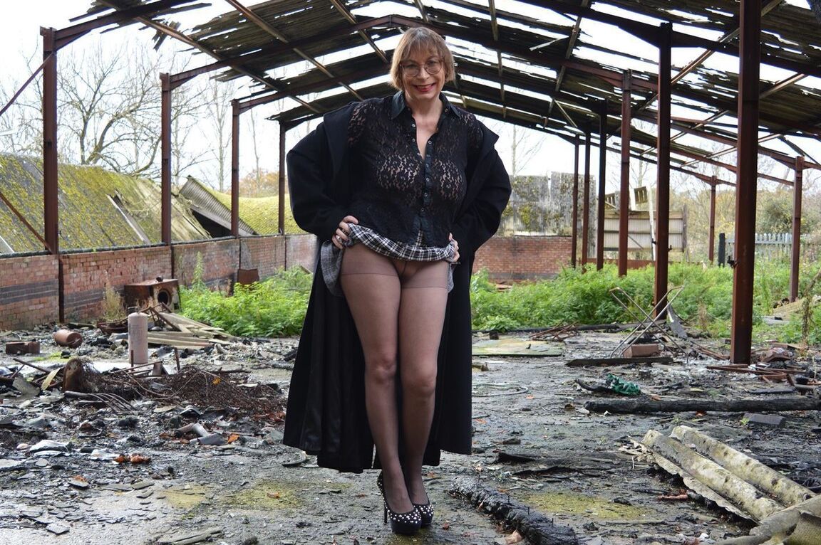 16P Garota amadora Barby Slut tira a roupa em um local de demolição