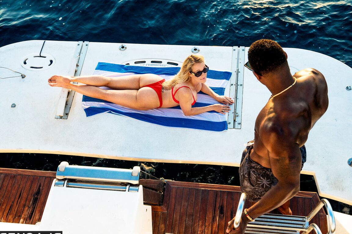 21P MILF rubia con grandes tetas Brandi Love se desmaya en un barco pequeño
