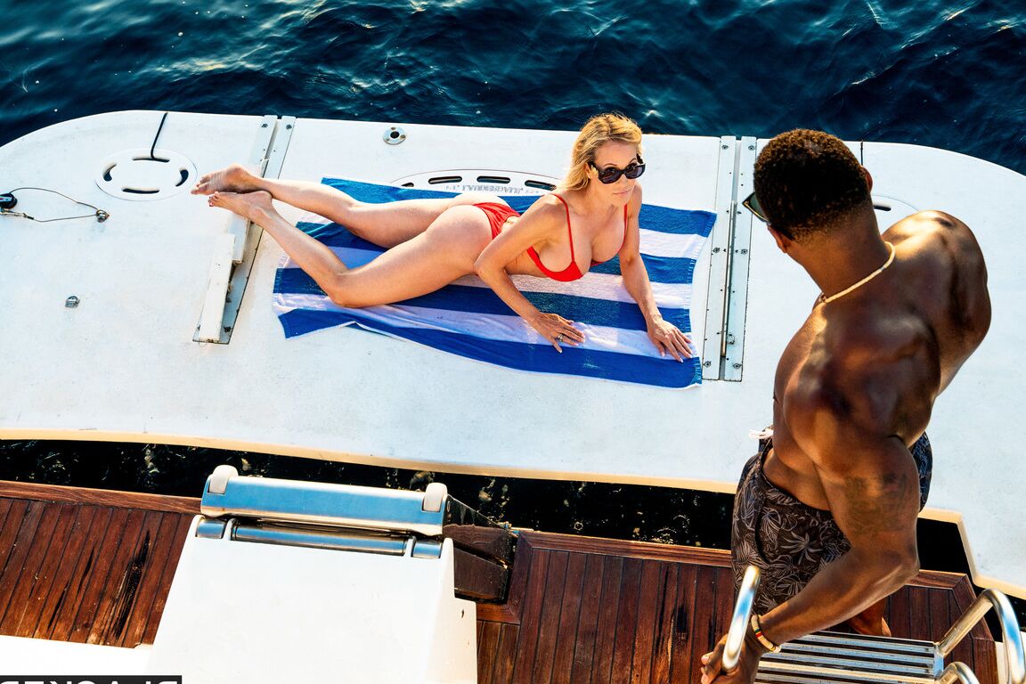 21P MILF rubia con grandes tetas Brandi Love se desmaya en un barco pequeño
