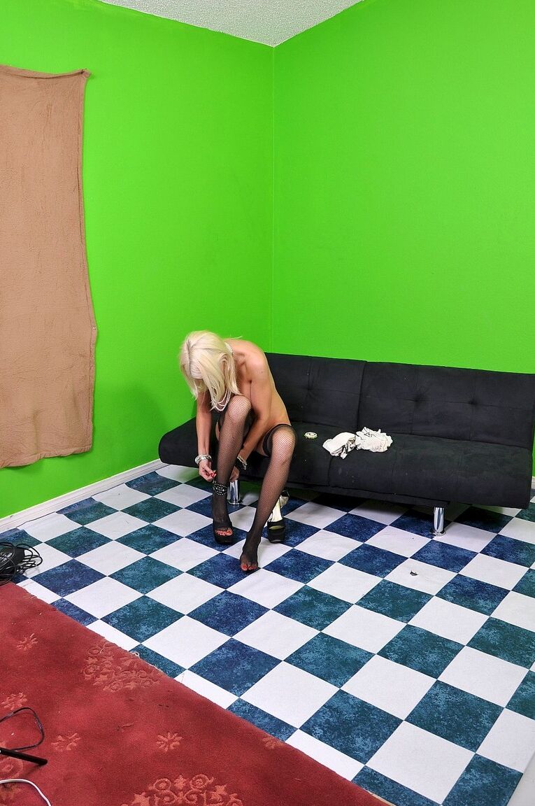 20P La MILF rubia tetona Puma Swede envuelve sus labios alrededor de una gran polla para una mamada en POV