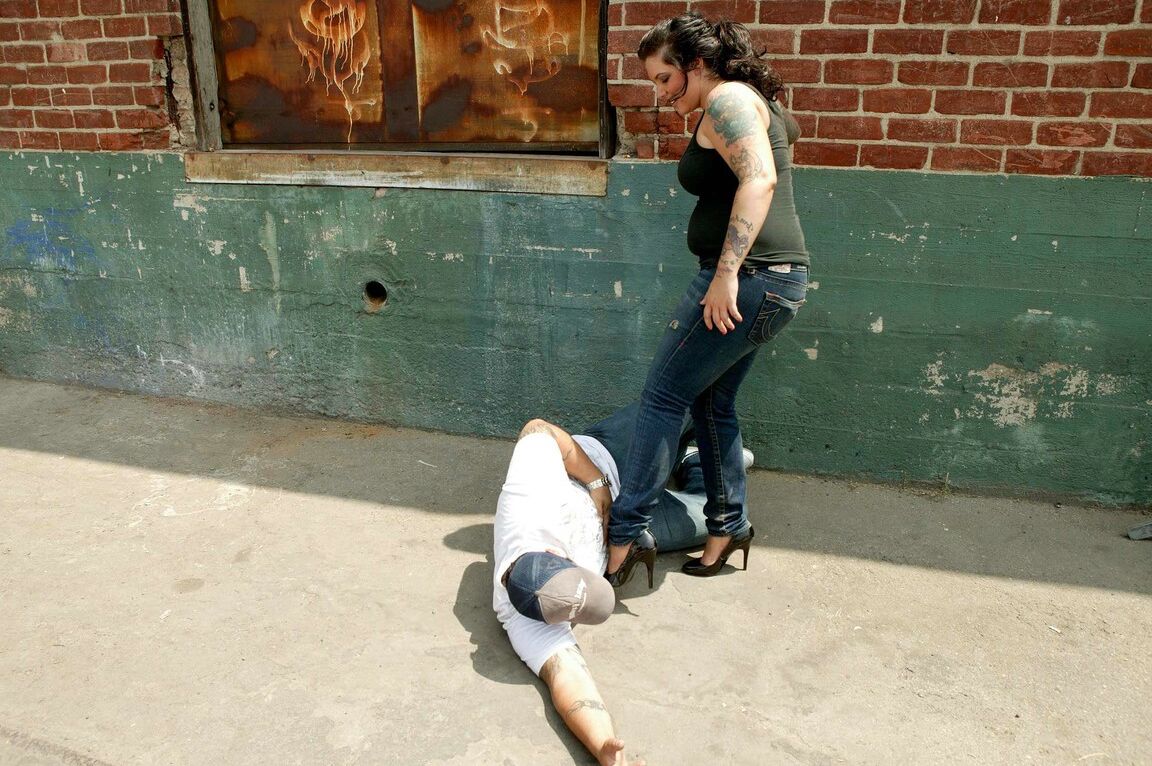 21P Angelina Valentine, une salope sauvage et encrée, se fait baiser brutalement et tirée par les cheveux