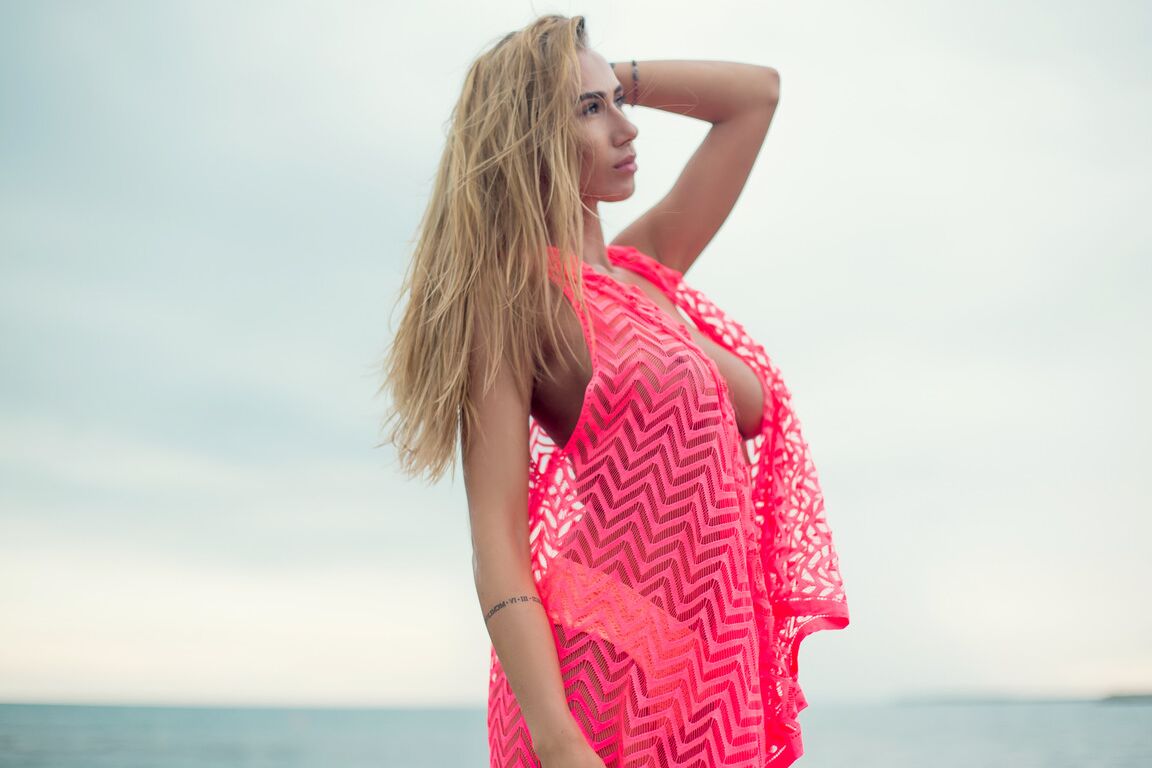 15P A bela excêntrica Annia Miller exibe seus peitos grandes e gostosos usando um vestido transparente