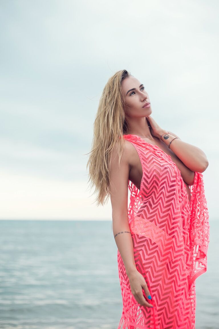 15P A bela excêntrica Annia Miller exibe seus peitos grandes e gostosos usando um vestido transparente
