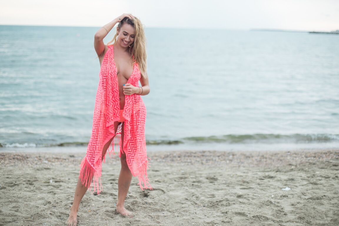 15P A bela excêntrica Annia Miller exibe seus peitos grandes e gostosos usando um vestido transparente
