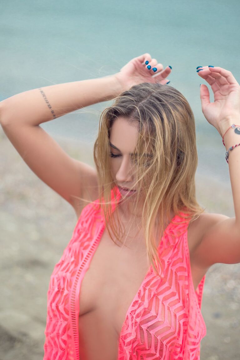 15P A bela excêntrica Annia Miller exibe seus peitos grandes e gostosos usando um vestido transparente