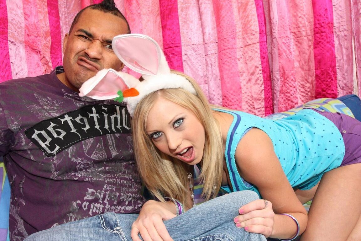 21P A adolescente com seios falsos Shawna Lenee esfrega a boceta antes de uma foda interracial