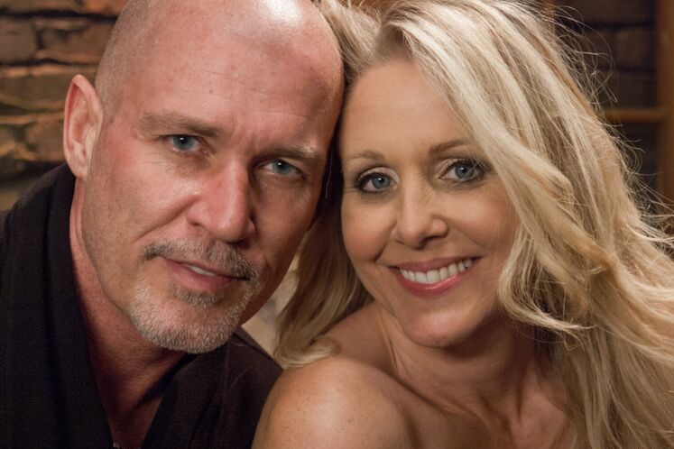 15P Bondage y sexo anal duro con Julia Ann
