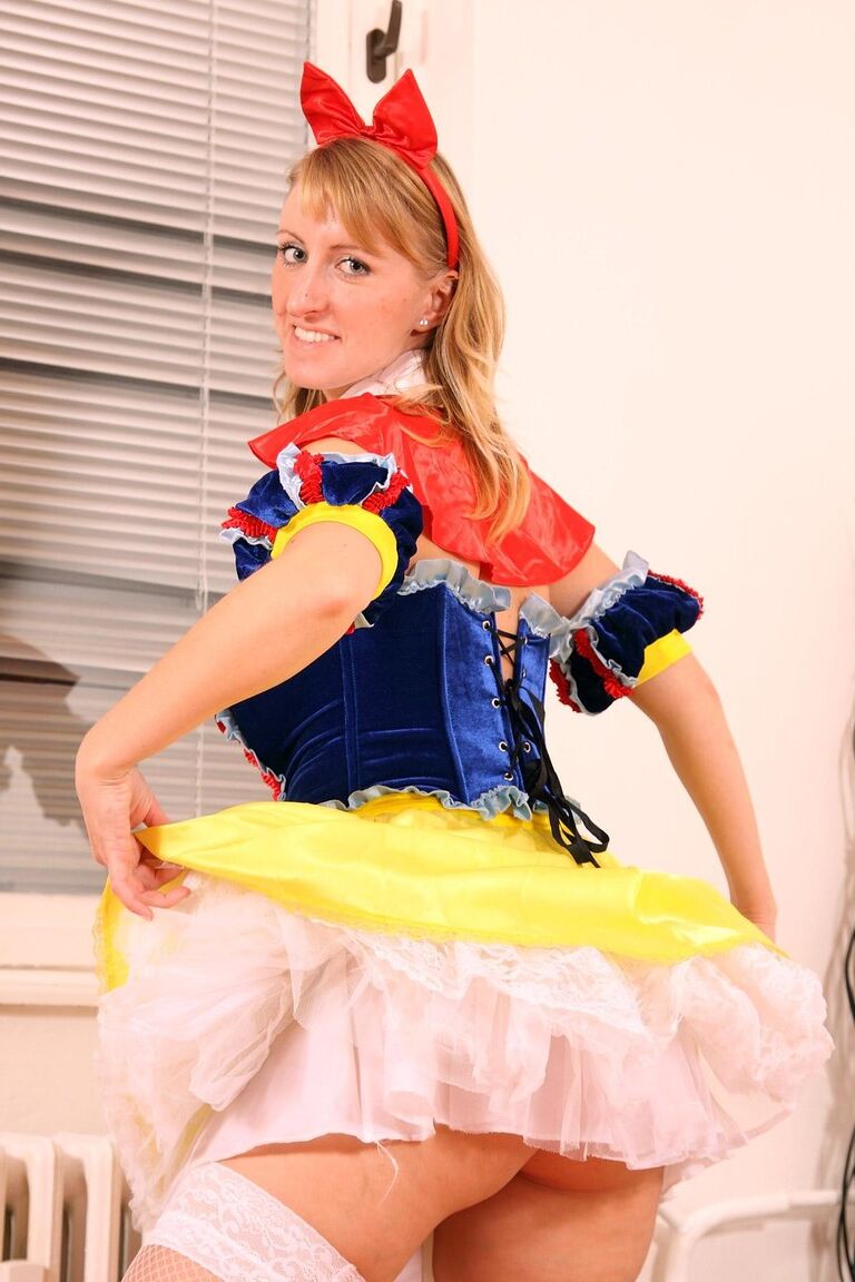21P Gorgeous chambermaid Rachel G giving the man of the house a sizzling POV BJ