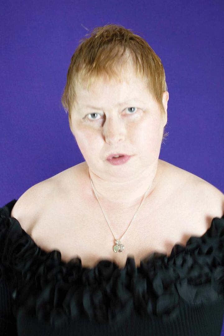 16P La mujer mayor gorda Posh Sophia acaricia sus enormes tetas después de desnudarse