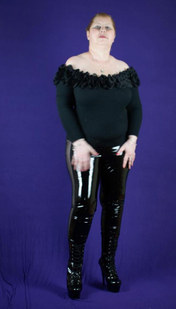 16P La mujer mayor gorda Posh Sophia acaricia sus enormes tetas después de desnudarse