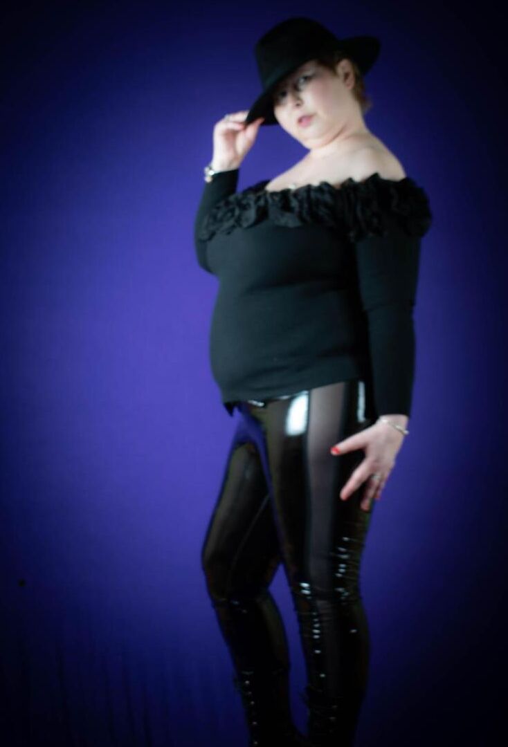 16P La mujer mayor gorda Posh Sophia acaricia sus enormes tetas después de desnudarse