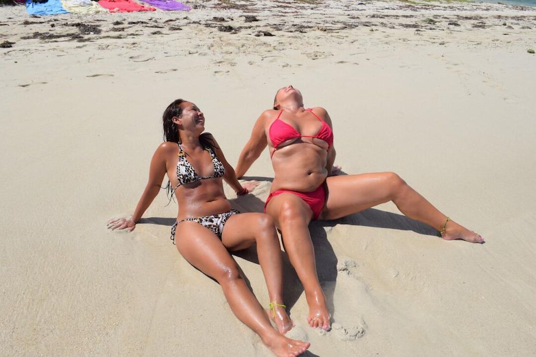 15P MILFs lesbianas maduras posan en sus sexys bikinis y muestran sus tetas