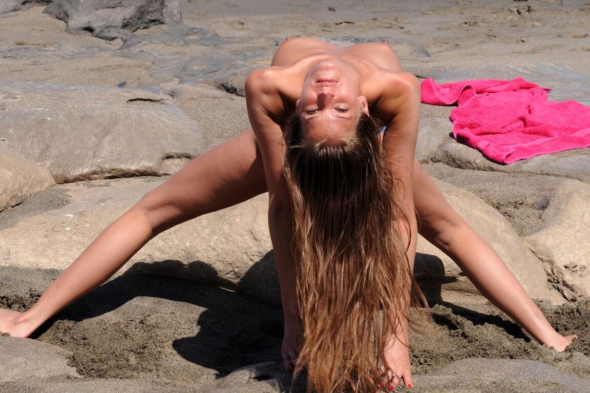 16P Bikini Plaisir En Plein Air Babe Brunette Plage