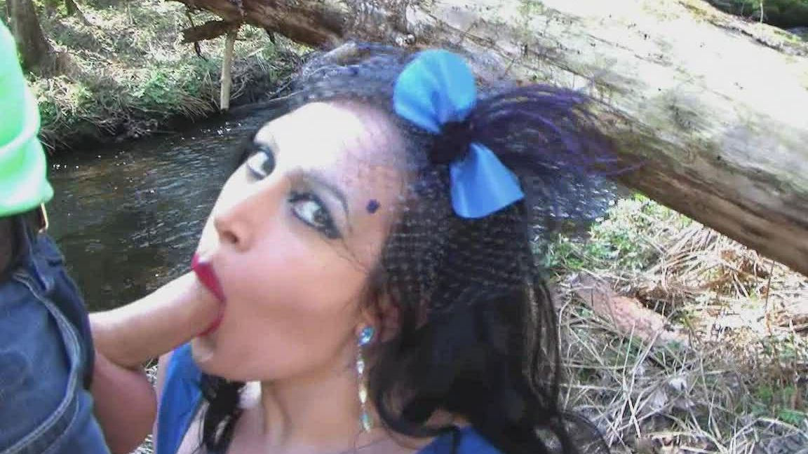 16P Pictures Peituda Diva De Borracha Azul Boquete Ao Ar Livre