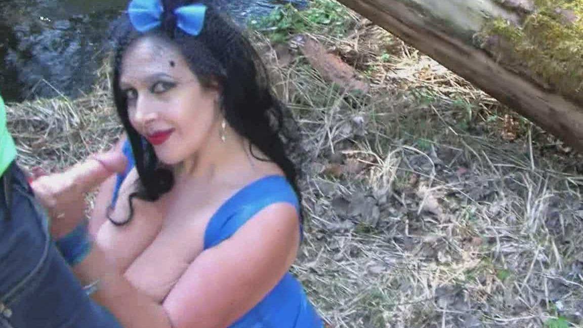 16P Pictures Peituda Diva De Borracha Azul Boquete Ao Ar Livre