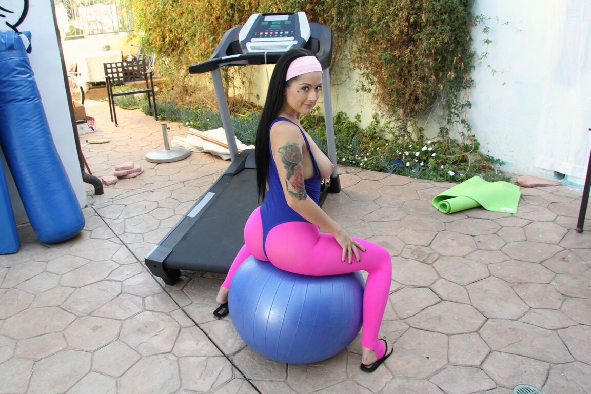 21P Chesty adolescente Katrina Jade mostra seus peitos