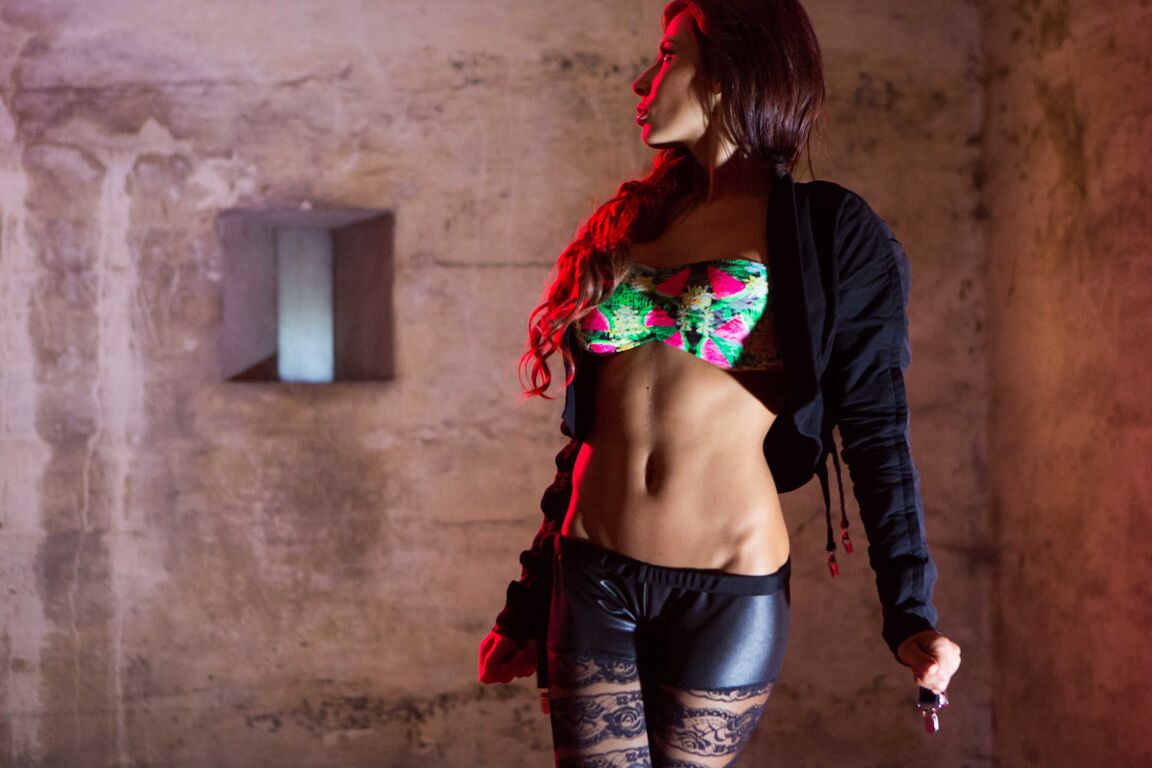 21P Pornstar dans un corset en cuir