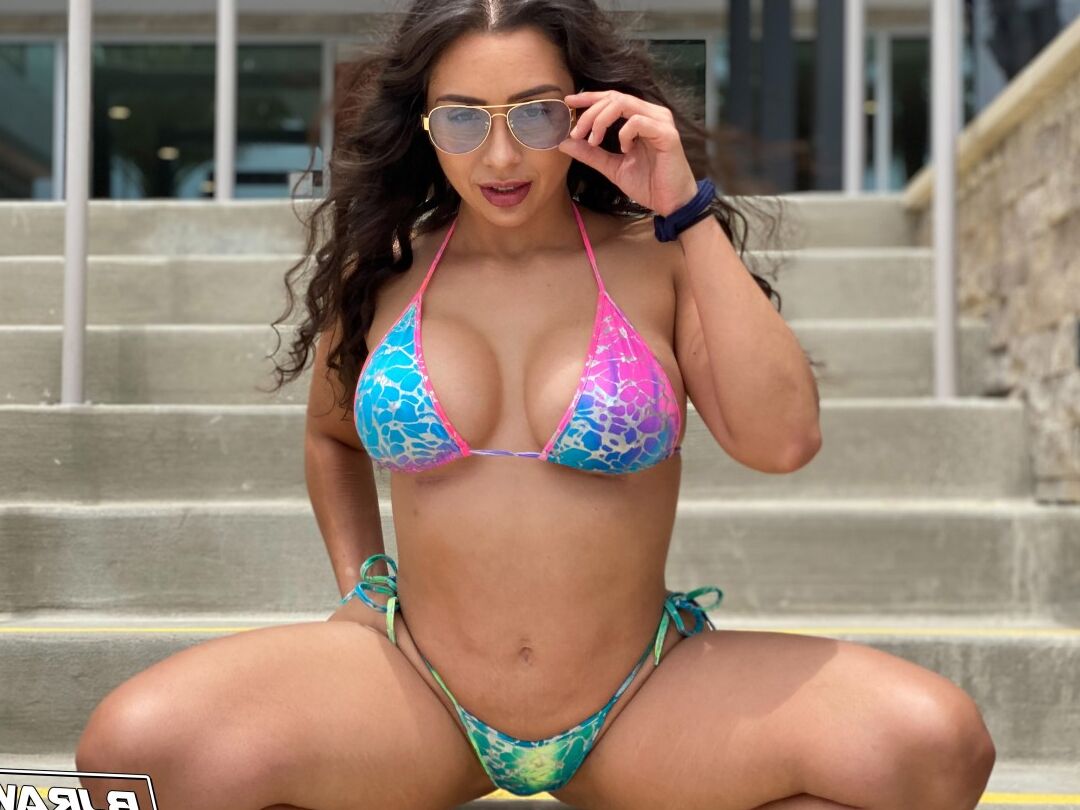 La latina 20P Lilly Hall saca sus grandes tetas del bikini antes de una mamada