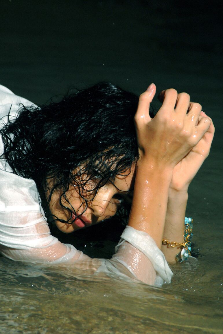 21P Raven-haired model Jenya D shows her sexy wet body & boobs on the beach