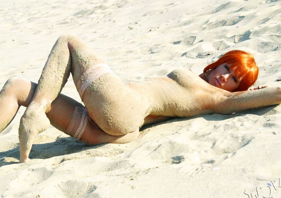 12P MILF sexy et nue en bas nylon sur la plage