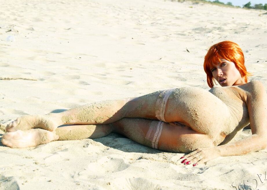 12P MILF sexy et nue en bas nylon sur la plage
