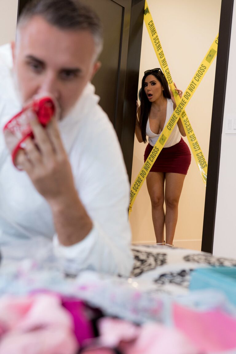 21P Bootylicious Latina Lela Star fucks a big dicked forensic investigator