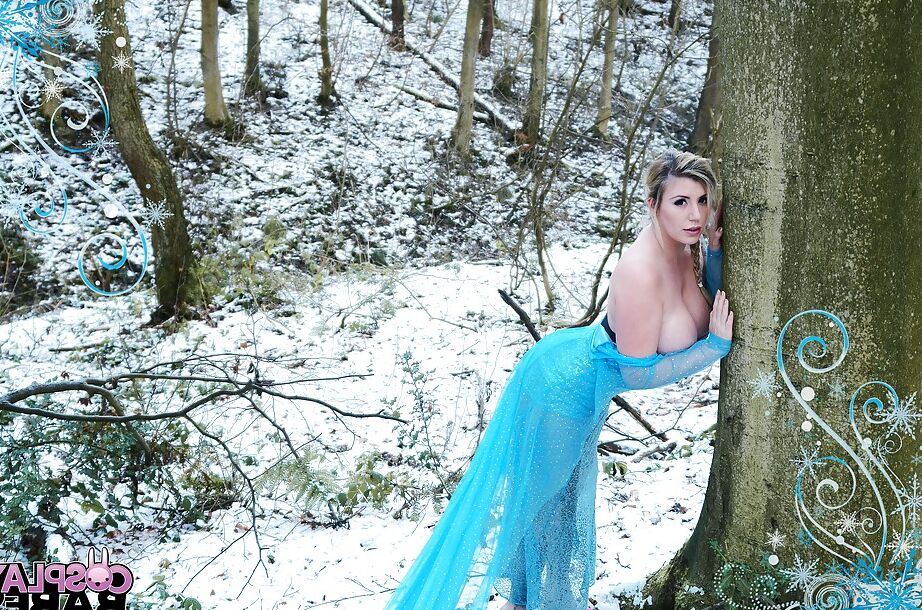 Das 16-jährige blonde Babe Yuffie Yulan lässt große, ganz natürliche Titten im Freien frei