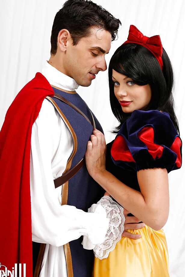 16P La estrella porno cosplay Riley Steele lamida el coño y follada profundamente