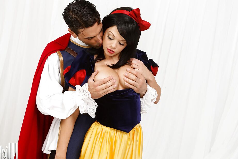 16P La estrella porno cosplay Riley Steele lamida el coño y follada profundamente