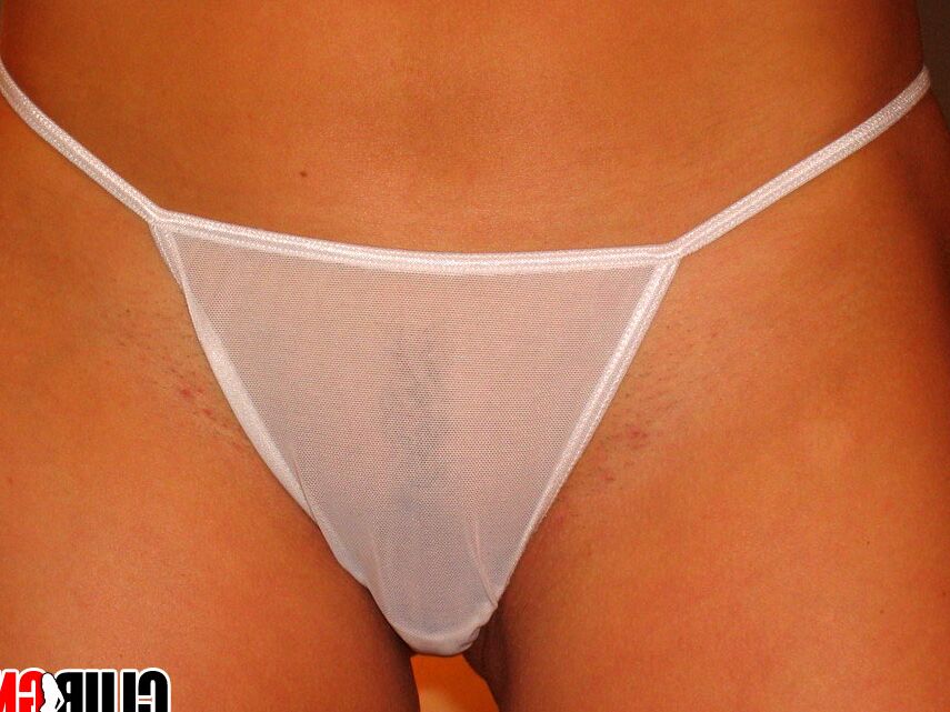 12P Mandy adore jouer avec ses énormes seins naturels parfaits