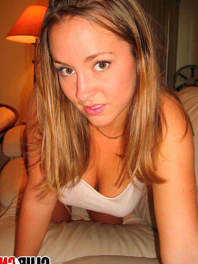 12P Mandy adore jouer avec ses énormes seins naturels parfaits