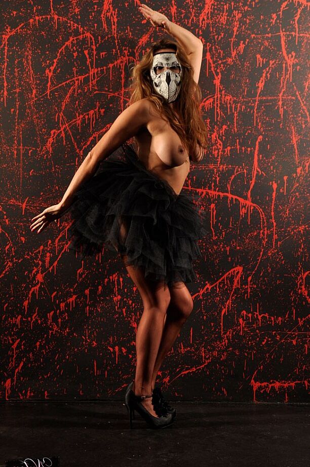 15P Hot peituda MILF Nylon Jane provoca e assusta em sua roupa de Halloween com sexy