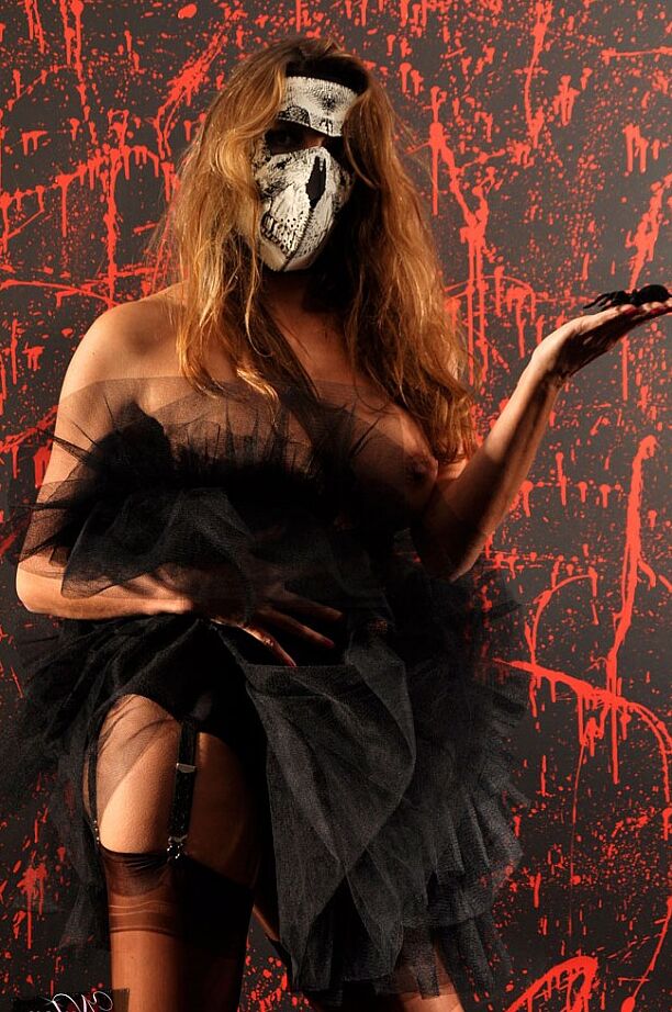 15P Hot peituda MILF Nylon Jane provoca e assusta em sua roupa de Halloween com sexy