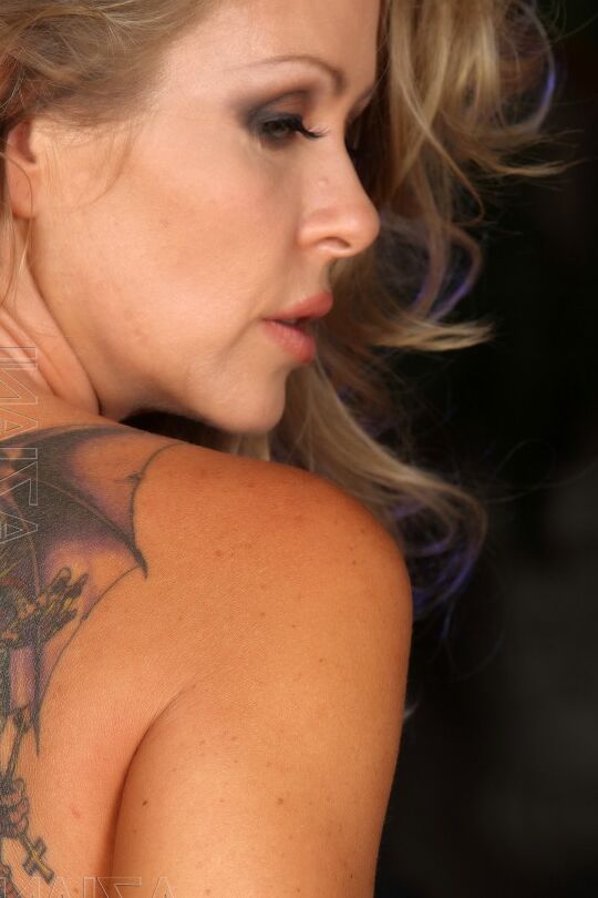 15P Linda madura madura Dyanna Lauren faz um strip-tease quente para mostrar seus peitos grandes