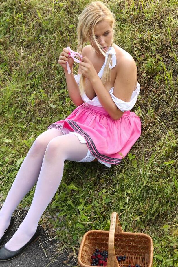 16P A linda adolescente loira Nikki Dream sobe a saia para se masturbar no campo