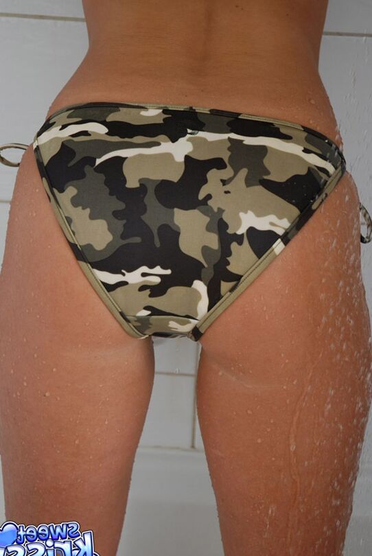 12P Das vollbusige Mädchen Sweet Krissy zeigt ihren nackten Arsch beim Duschen