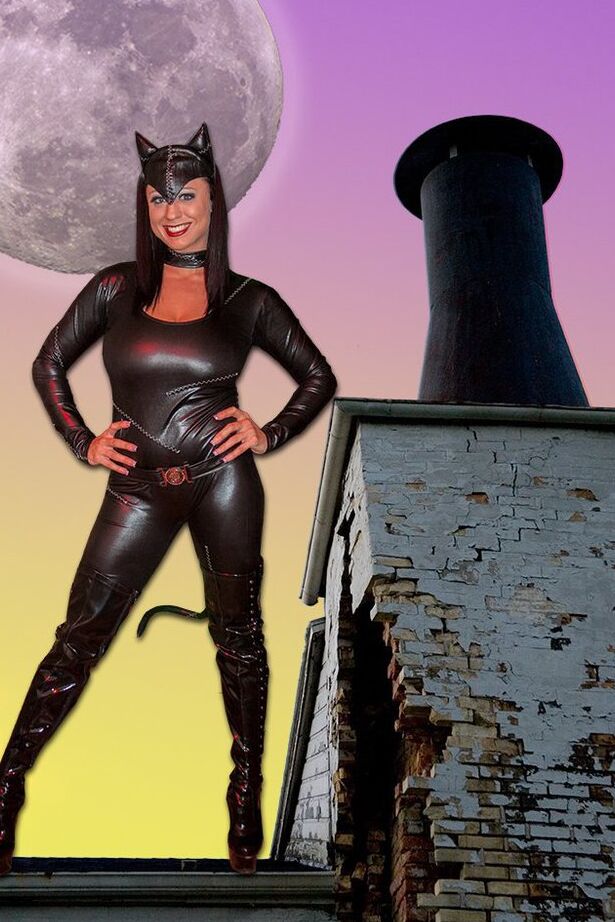 19P La salope cosplay Isis exhibe ses gros seins dans une variété de costumes sexy