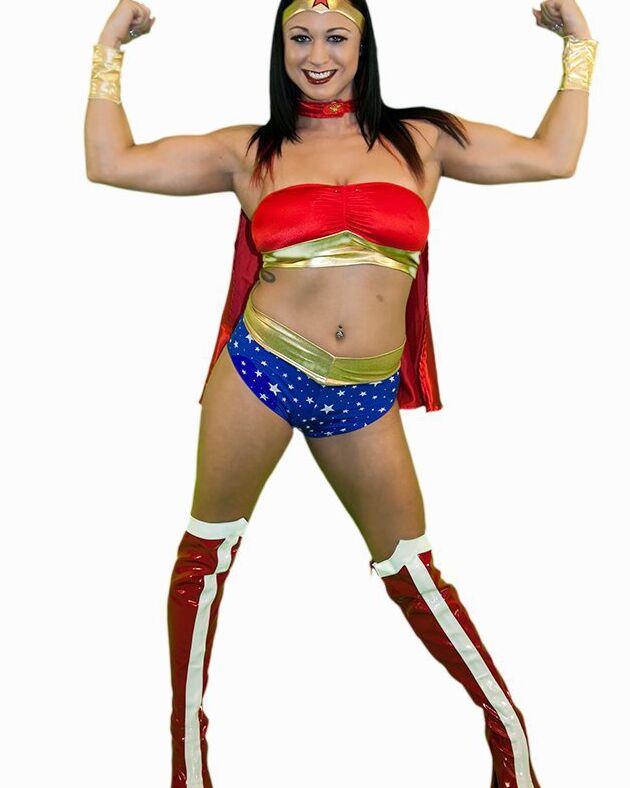 19P La salope cosplay Isis exhibe ses gros seins dans une variété de costumes sexy