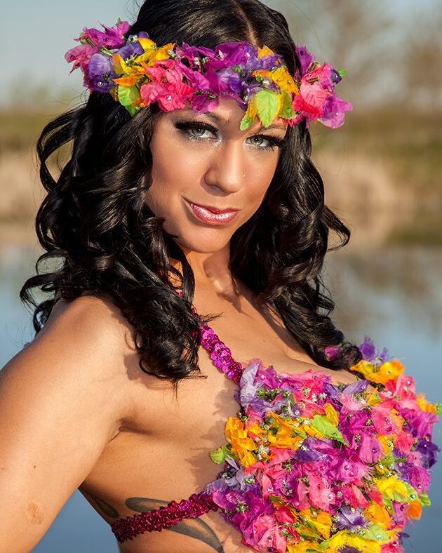 19P La salope cosplay Isis exhibe ses gros seins dans une variété de costumes sexy