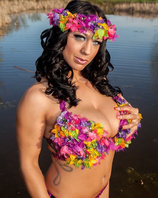 19P La salope cosplay Isis exhibe ses gros seins dans une variété de costumes sexy