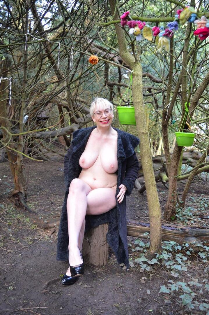 20P A loira madura Barby Slut se expõe durante uma caminhada pelo salão Bosworth