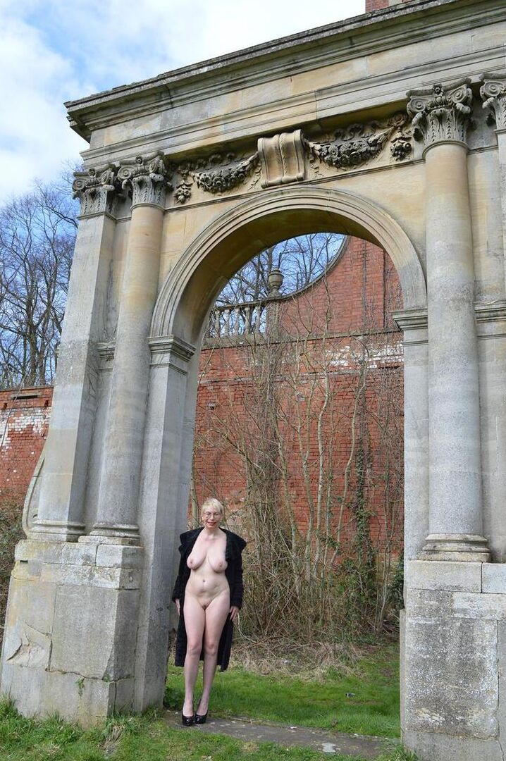 20P A loira madura Barby Slut se expõe durante uma caminhada pelo salão Bosworth