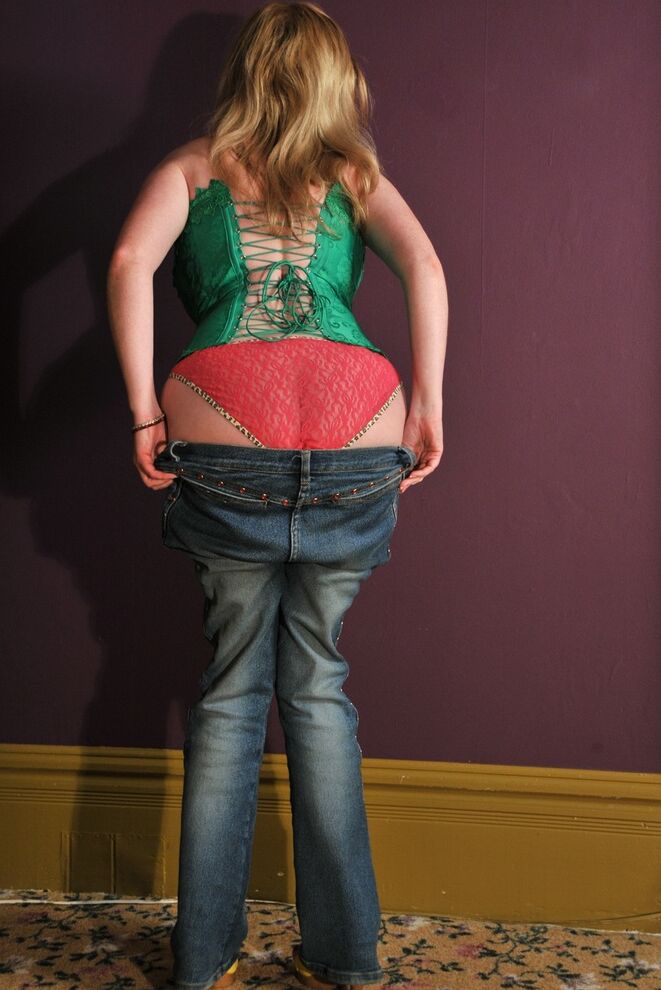 15P Amadora madura Tasty Trixie perde seus peitos grandes de um espartilho em jeans azul