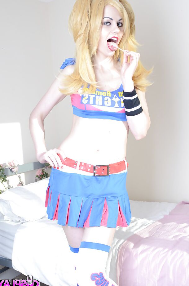16P Die blonde Cosplay-Süsse Tina Fay masturbiert ihre rasierte Vagina mit Lutscher