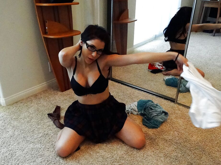 16P Amadora namorada latina Alexa Nicole em tiras de óculos para foder