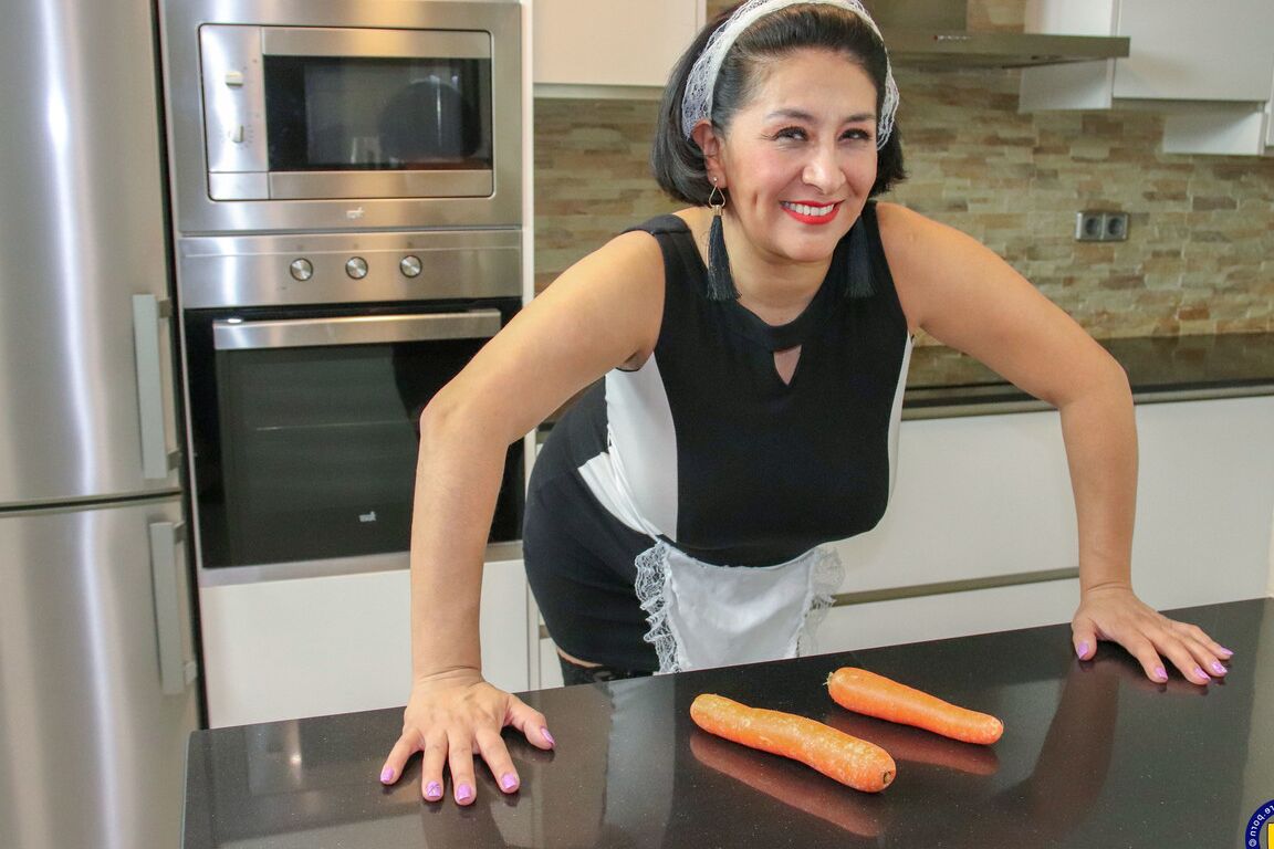 16P Dieses reife spanische Hausmädchen spielt mit den Karotten ihrer Arbeit