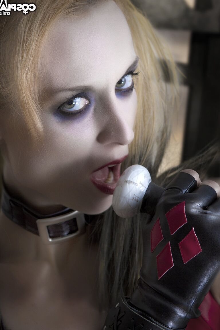 Harley Quinn, entusiasta del cosplay de 12P, logra excelentes poses en solitario