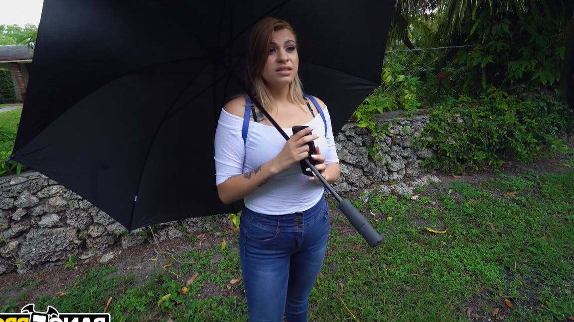 21P La aturdidora amateur naturalmente tetona Nickiee dando mamada caliente