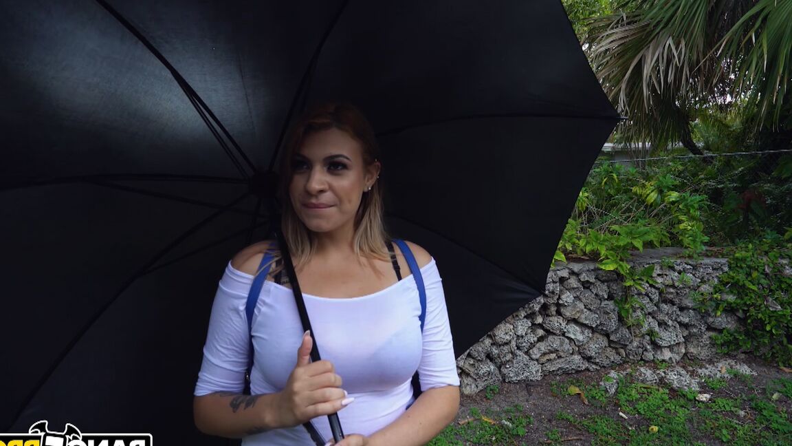 21P La aturdidora amateur naturalmente tetona Nickiee dando mamada caliente