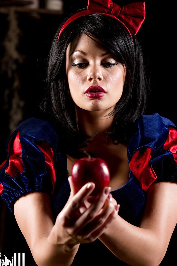 16P La morena Jessica es una MILF cosplay con grandes tetas y culo apretado